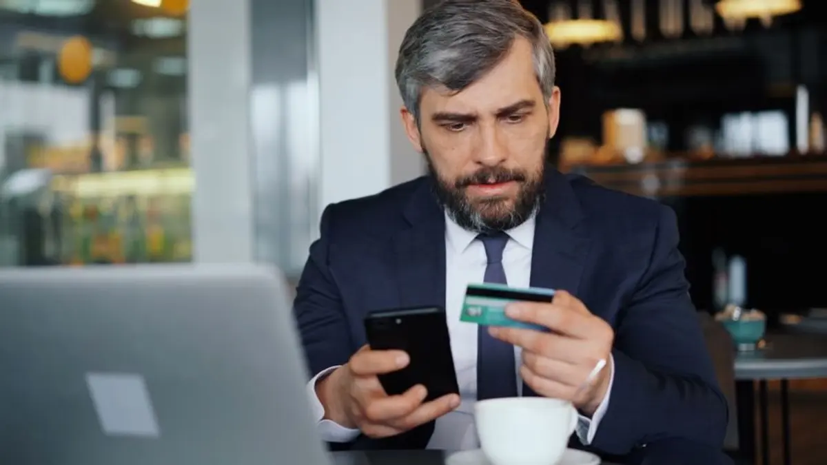 Un entrepreneur consulte son tableau de bord Suite Entreprise sur ordinateur portable